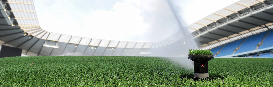 경기장에 설치된 스프링클러가 잔디에 물을 뿌리는 모습